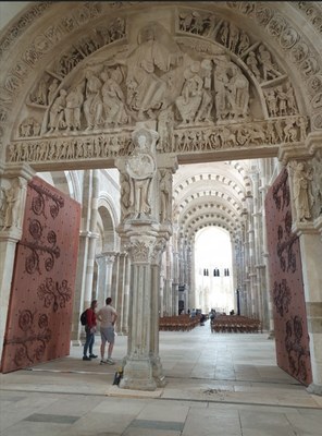 Vezelay porche .jpg